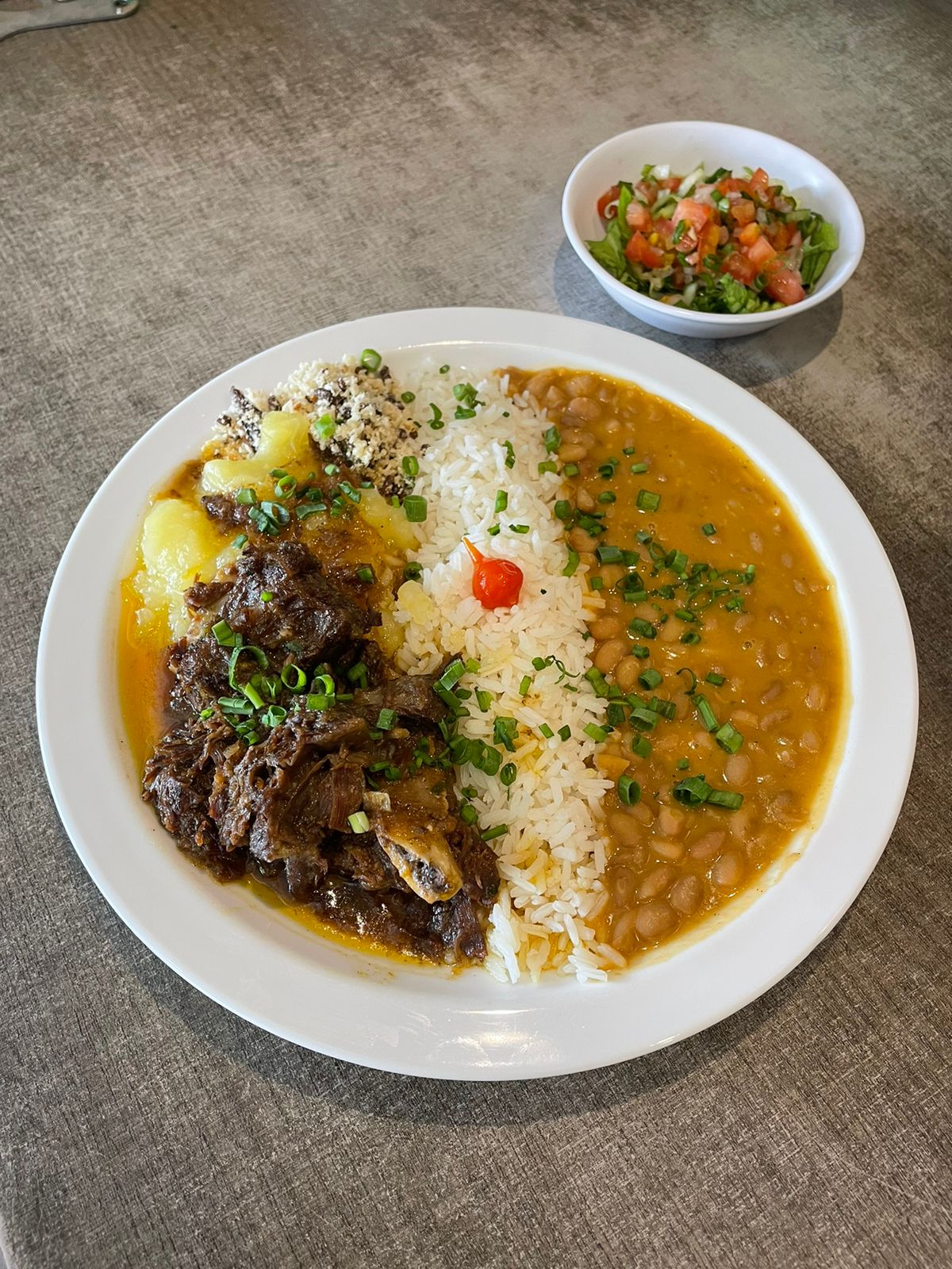 Costela com mandioca, arroz e feijão
