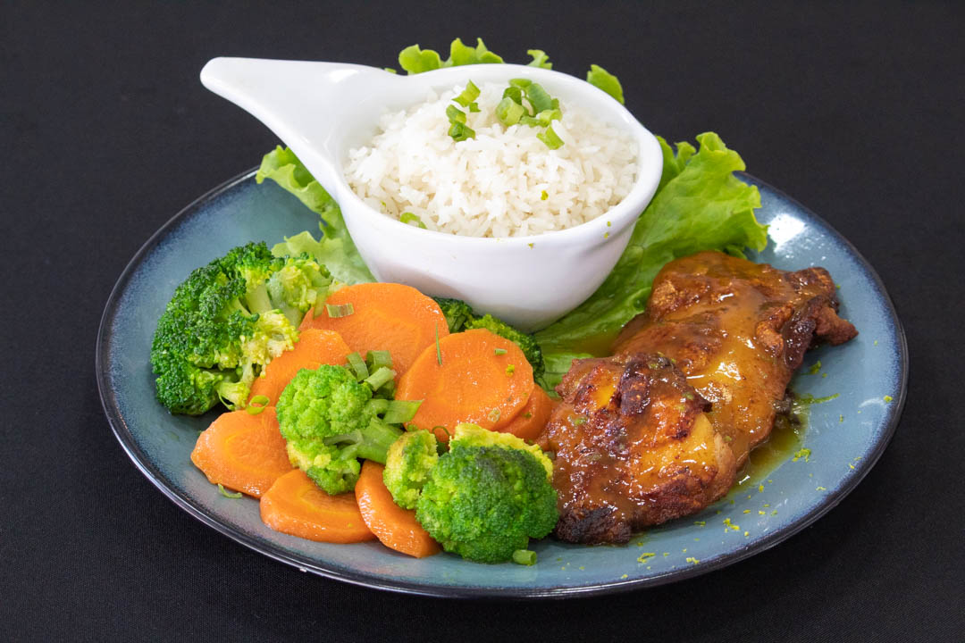 Frango grelhado com arroz e legumes